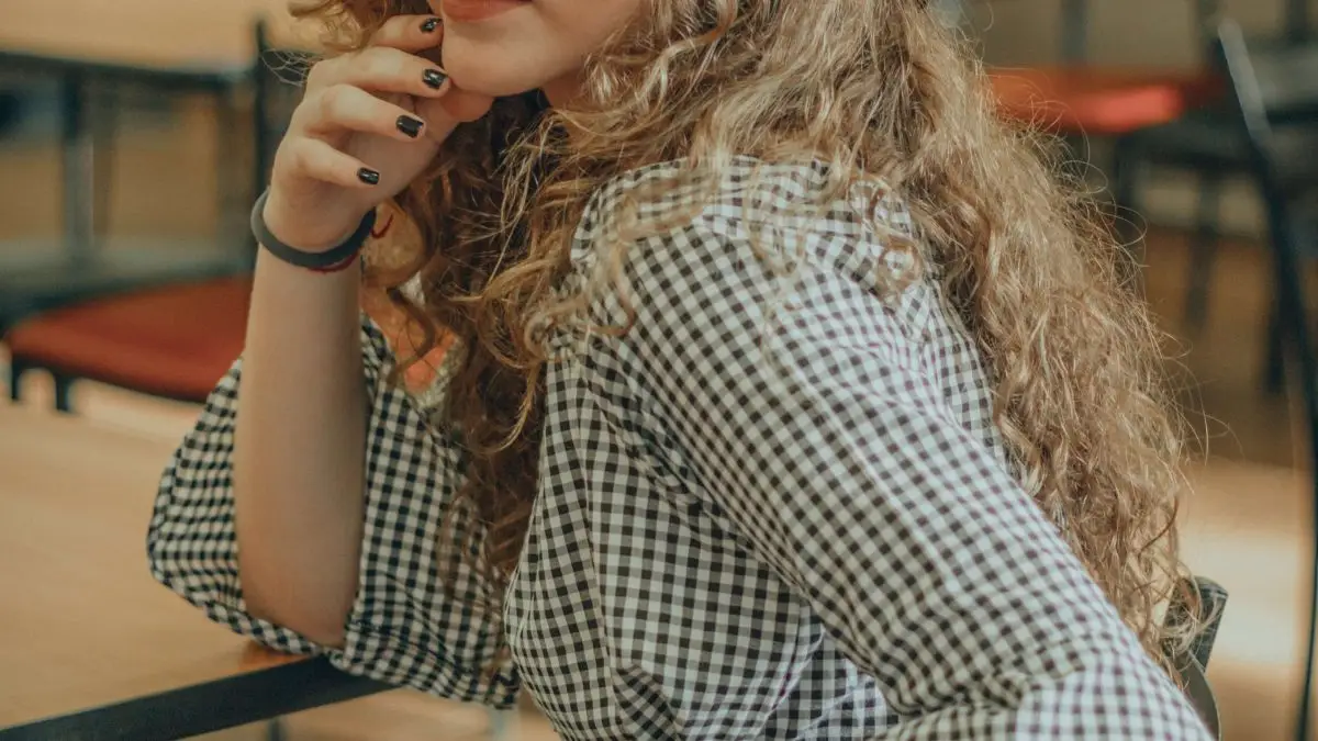 Părinte și adolescent discutând într-o atmosferă caldă