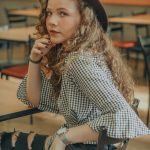 Părinte și adolescent discutând într-o atmosferă caldă