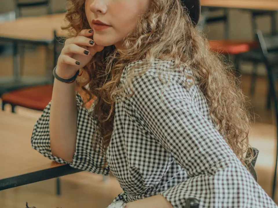Părinte și adolescent discutând într-o atmosferă caldă